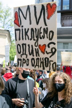 KYIV, UKRAINE - 21 Mayıs 2021: polisin görevi kötüye kullanmasına karşı eylem. Eylemci tarafından tutulan posterdeki yazı: 