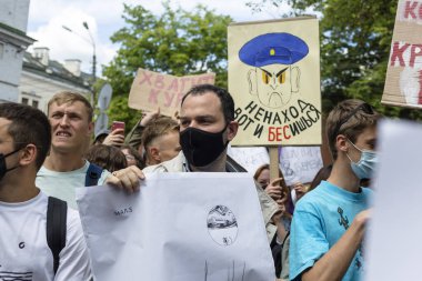 KYIV, UKRAINE - 21 Mayıs 2021: Podil polis karakolu yakınlarında polisin görevi kötüye kullanmasına karşı eylem. Katılımcılar bölüm başkanının görevden alınmasını ve 