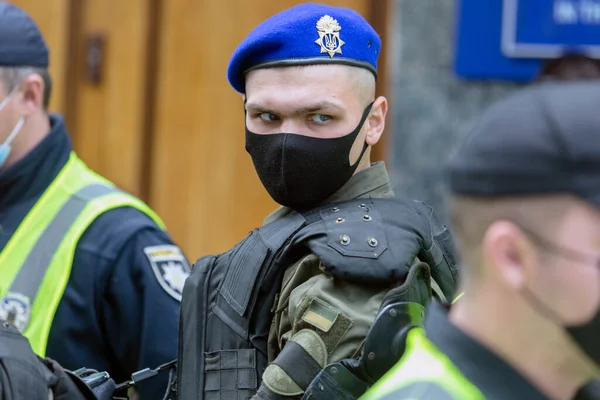 KYIV, UKRAINE - 21 Mayıs 2021: Covid-19 sırasındaki polis şiddetini protesto eden maskeli polis.