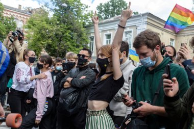 KYIV, UKRAINE - 21 Mayıs 2021: polisin görevi kötüye kullanmasına karşı eylem. Katılımcılar bölüm başkanının görevden alınmasını ve 