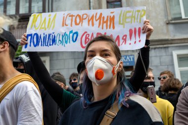 KYIV, UKRAINE - 21 Mayıs 2021: polisin görevi kötüye kullanmasına karşı eylem. Protestocular yaratıcı gençlik safarisine bir son verilmesini talep ediyorlar.
