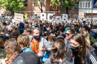 KYIV, UKRAINE - 21 Mayıs 2021: polisin görevi kötüye kullanmasına karşı eylem. Katılımcılar bölüm başkanının görevden alınmasını ve 