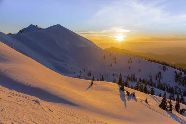 Tramonto Sulle Montagne Invernali Cielo Arancione Sui Carpazi Innevati — Foto Stock