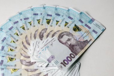 Ukrayna parası. Binlerce Hryvnia banknotları. Hükümetteki yolsuzluk ve ülkedeki iş dünyasındaki yolsuzluğun fiziksel kanıtı
