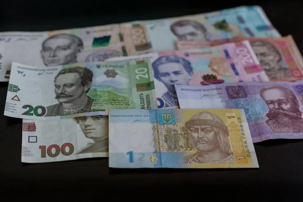 纸币有不同的面额 乌克兰格里夫尼亚背景 有分散的钞票 通货膨胀 经济和金融主题 — 图库照片