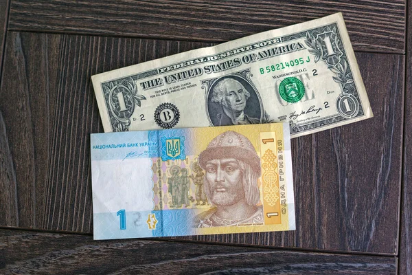 乌克兰货币 格里夫尼亚钞票和美元钞票 乌克兰金融 格里夫尼亚对美元汇率的影响 多种货币货币 通货膨胀 经济和金融主题 — 图库照片