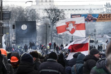 KYIV, UKRAINE - 26 Ocak 2014: Protestolar, Haysiyet Devrimi, özgürlük mücadelesi sırasında sokaklarda beyaz bayraklı insanlar