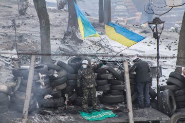 KYIV, UKRAINE - 26 Ocak 2014: Özgürlük mücadelesi sırasında sokak barikatlarındaki Ukraynalılar. Ukrayna, Kyiv 'de Euromaidan