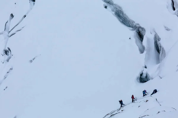 Hegymászók Elhaladnak Egy Gleccser Mellett Olasz Hegyekben Dolomitok Alpaiban — Stock Fotó