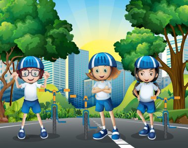 Üç çocuk yolda bisiklet sürme