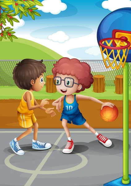 Dois meninos jogando basquete na corte —  Vetores de Stock