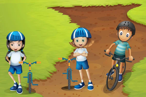 Tres niños montar en bicicleta con casco en — Vector de stock