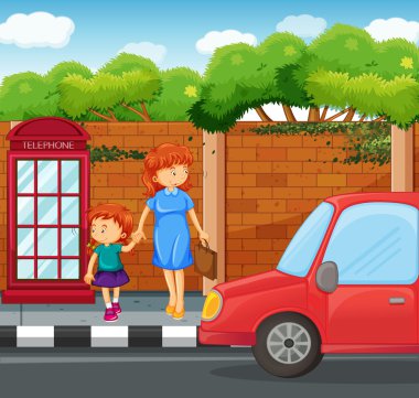 Kaldırımda duran anne ve kız