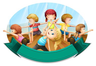 İnsanlar spor salonunda yoga yapıyor.