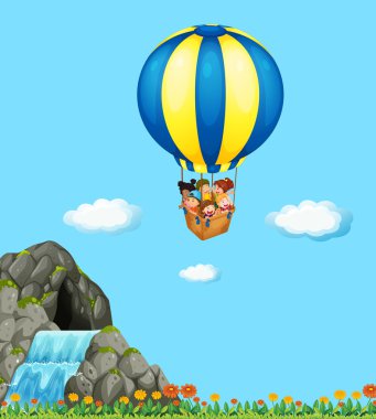 Çocuk balon gökyüzünde sürme