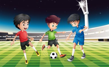 Geceleri sahada top oynarken futbol oyuncuları