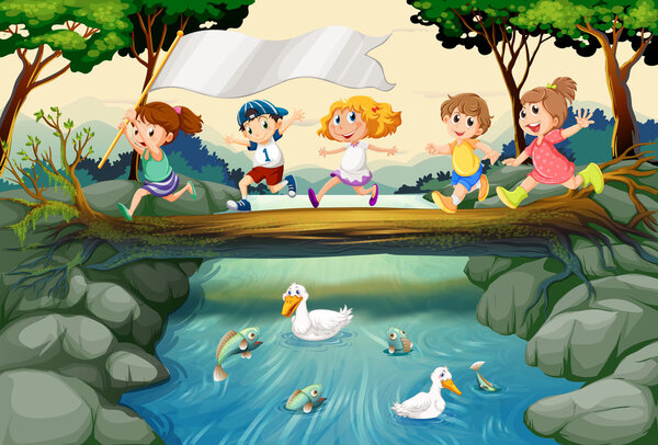 Дети прогуливаются по лесу
