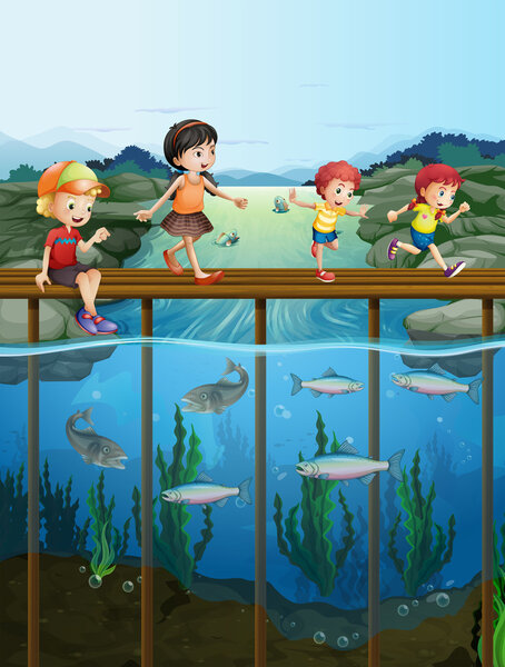 Дети ходят по мосту
