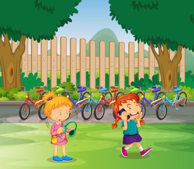 İki kız parkta takılmak