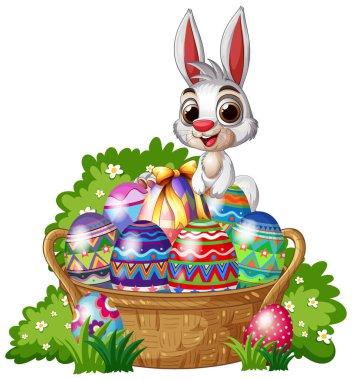 Sevimli beyaz tavşan canlı paskalya yumurtalarıyla dolu hasır bir sepetin arkasında oturuyor.