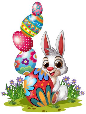 Neşeli beyaz bir tavşan, süslü Paskalya yumurtalarının yanında çimenlerde oturur.