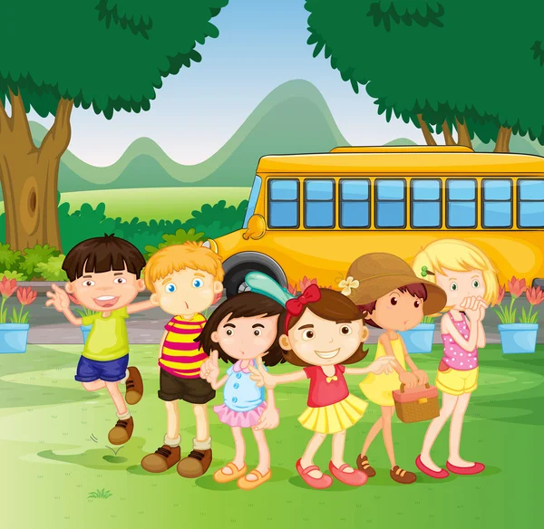 Bambini in piedi accanto allo scuolabus — Vettoriale Stock