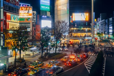 Tokyo, Japonya - 12 Ocak 2016: Yayalar Shibuya Crossing çapraz. Dünyanın en ünlü kapış crosswalks biridir.