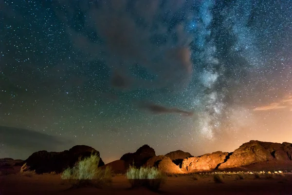 Nacht in Wadi Rum woestijn. Jordanië — Stockfoto