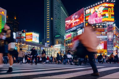 Tokyo, Japonya - 12 Ocak 2016: Yayalar Shibuya Crossing çapraz. Dünyanın en ünlü kapış crosswalks biridir.