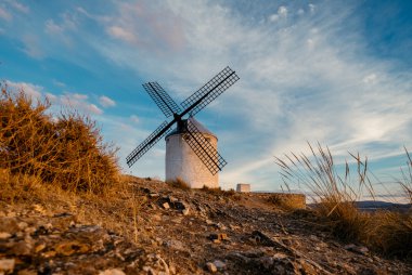 Gün batımında Consuegra şehir İspanya'daki yel değirmenleri