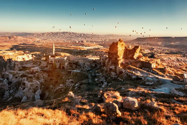 Globos sobre la ciudad de Uchisar en Capadocia . — Foto de Stock