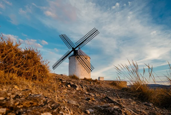 Molinos de viento al atardecer en la ciudad de Consuegra en España — Foto de Stock