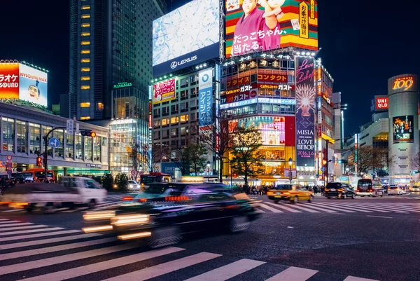 Tokyo, Japonsko - 12 ledna 2016: Chodce přes v Shibuya křížení. Je to jeden ze světově nejznámějších tahanice přechodech pro chodce. — Stock fotografie
