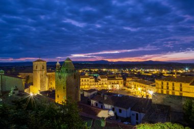 Gün batımında Ortaçağ kenti Trujillo. İspanya