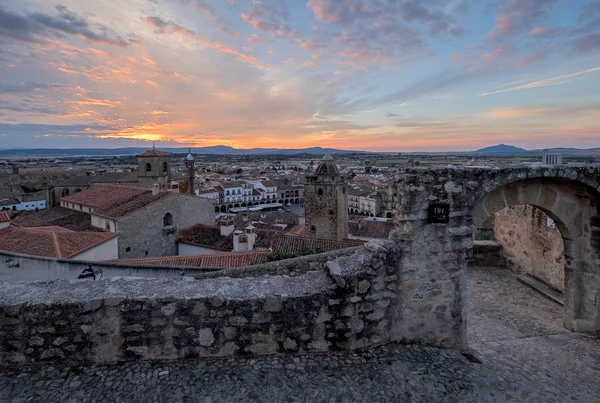 Medeltida staden Trujillo vid solnedgången. Spanien — Stockfoto