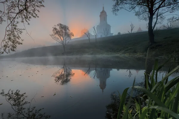 Orosz ortodox kolostor napkeltekor. — Stock Fotó