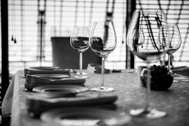 Öğle yemeği için tablo.