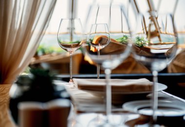 Öğle yemeği için tablo.