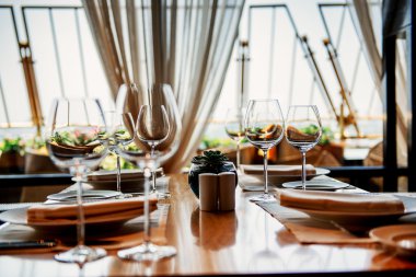 Öğle yemeği için tablo.