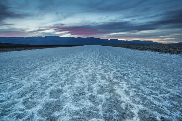 Puesta de sol en la cuenca Badwater . — Foto de Stock