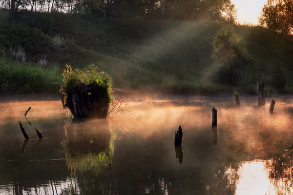 Nebliger Morgen auf einem kleinen Fluss in Russland. — Stockfoto