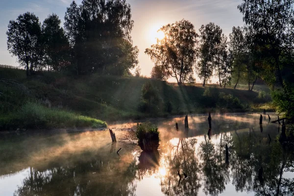 Nebliger Morgen auf einem kleinen Fluss in Russland. — Stockfoto