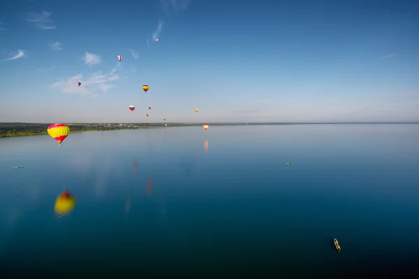 Balões de ar quente voando sobre o lago . — Fotografia de Stock