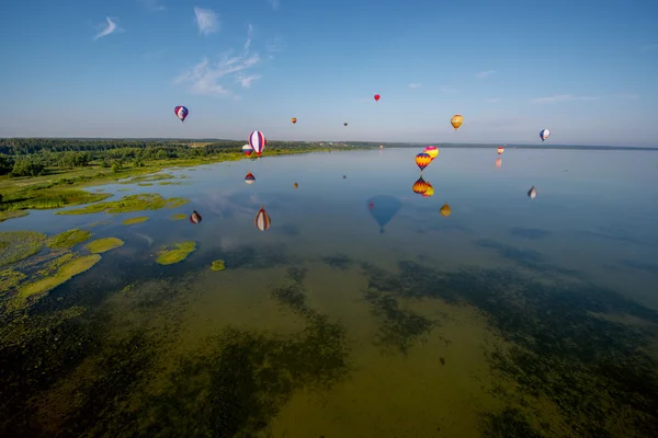 Gorące powietrze balony latające nad jeziorem. — Zdjęcie stockowe