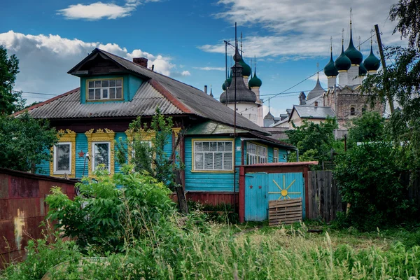 Houten huizen en Kremlin in Rostov — Stockfoto