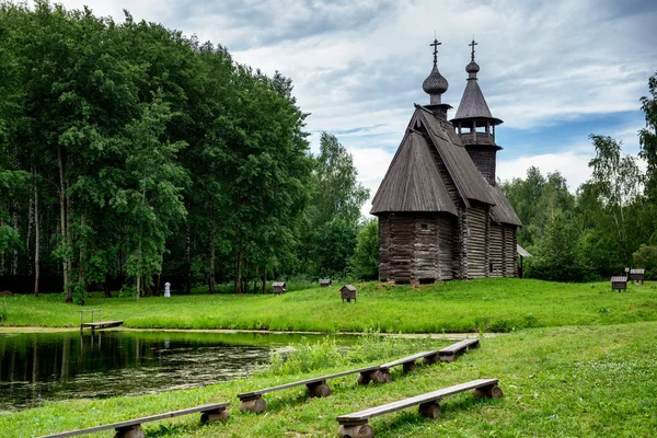 Houten kerk in Rusland. — Stockfoto