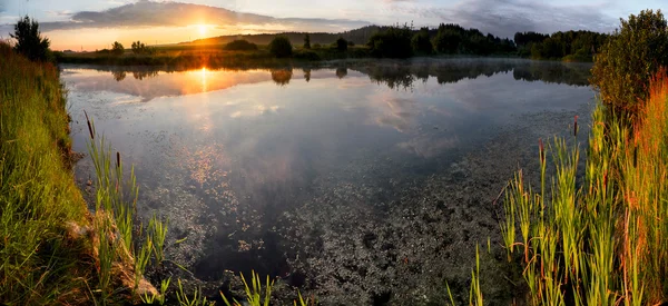 De manhã cedo em um lago — Fotografia de Stock