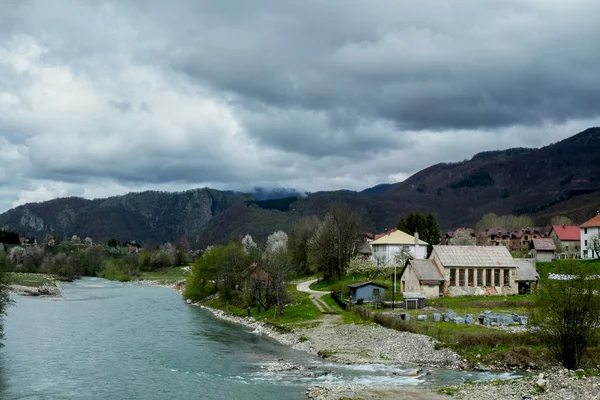 Small village at the Moraca riverbank — Stockfoto