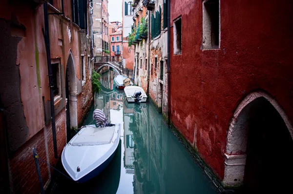 Stretto canale con barche — Foto Stock