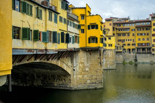 Vecchion silta Firenzessä — kuvapankkivalokuva
